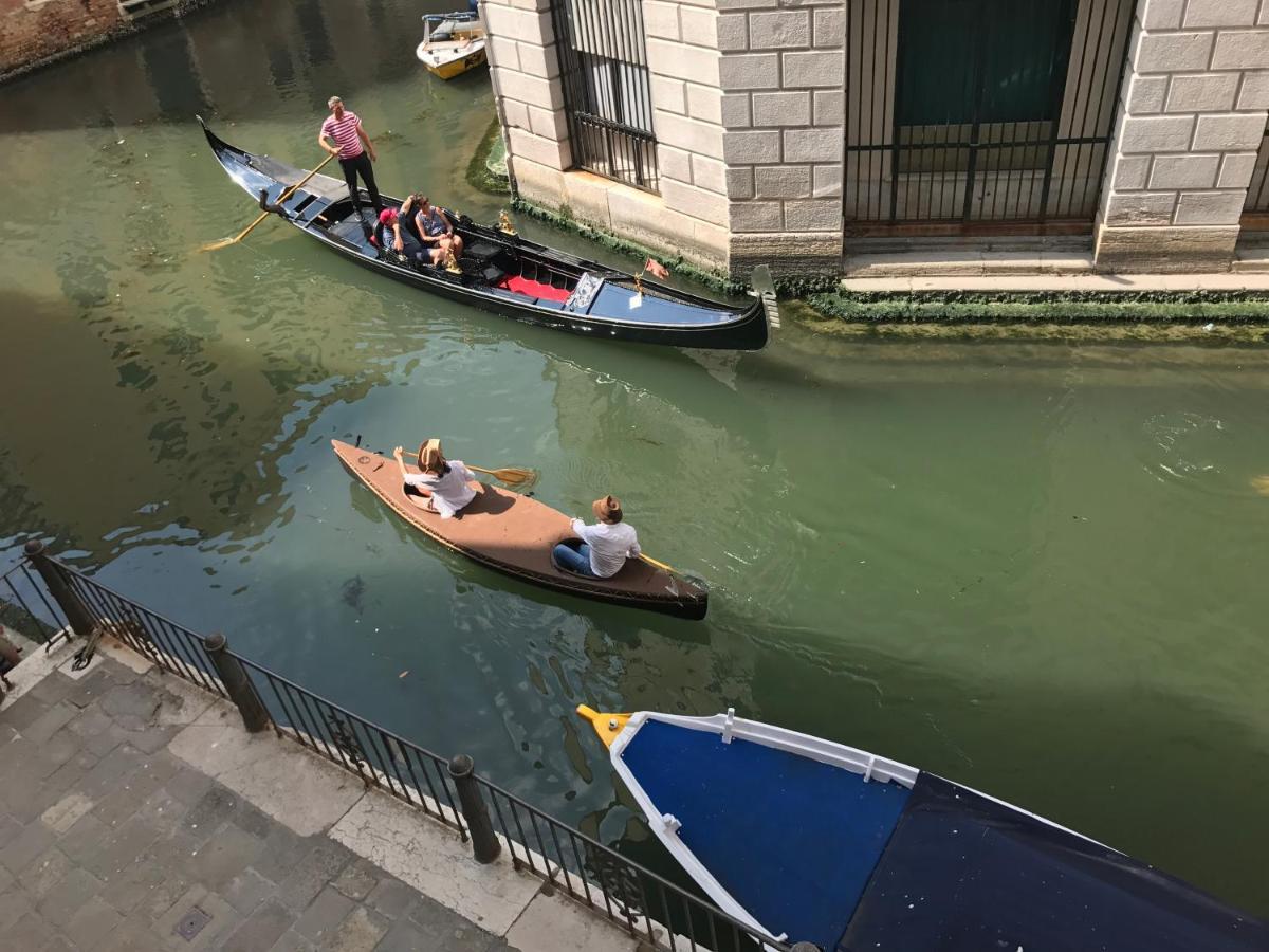 B&B Al Teatro With Canal View Benátky Exteriér fotografie